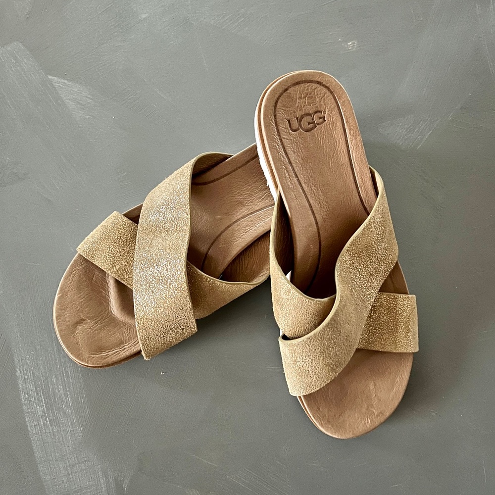 UGG Kari Sandal Metallic gold and white, size 6